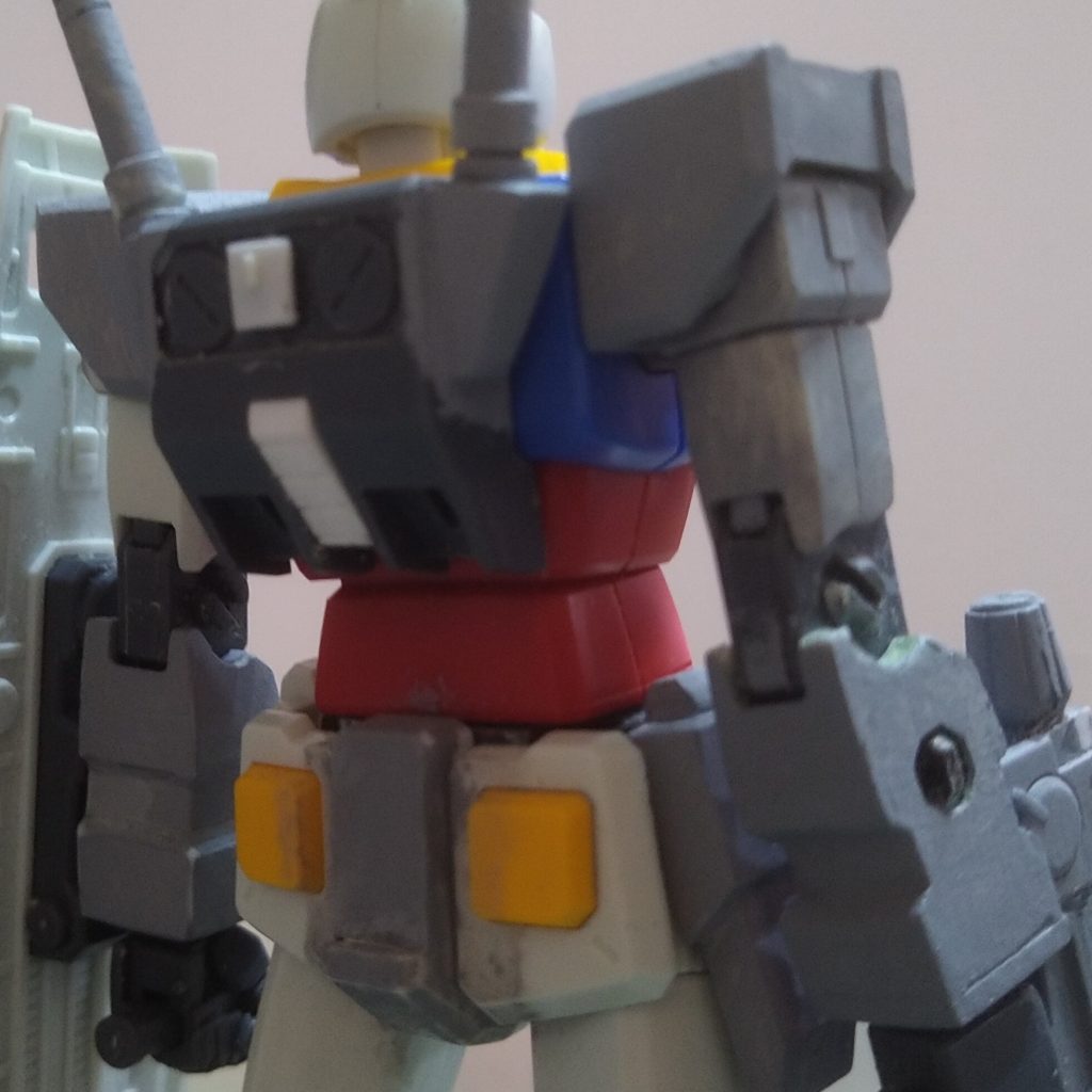 腰の後ろ中央をカット。各部の穴はカバーで塞いでますランドセルはサーベル基部の形状を削り込み。サーベル刺さる所は斜めにして、Uバーニアのリング追加