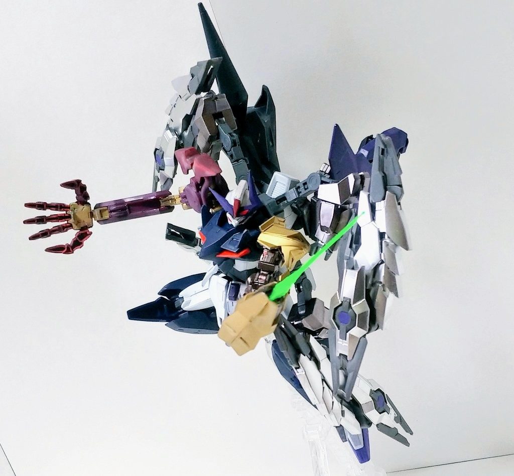 専用ビームソード追加されたビーム近接武器。新たな左腕で運用。取り回しがきくので即座に近接対応が可能。