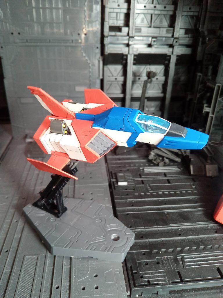 ミサイルハッチオープン。弾頭は黄色に、弾倉は機体のグレーとは別のグレーにて色分け。