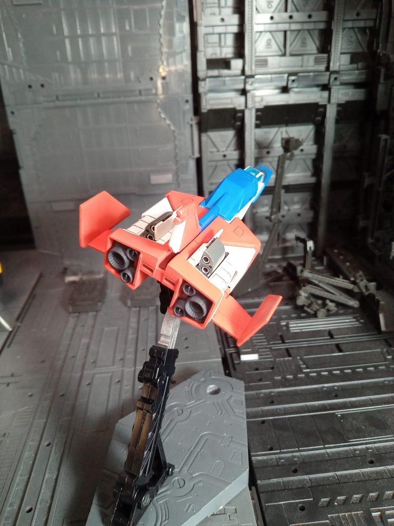 後方から。ミサイル弾倉を塗り分けを行った事で、別部品感が出せました。