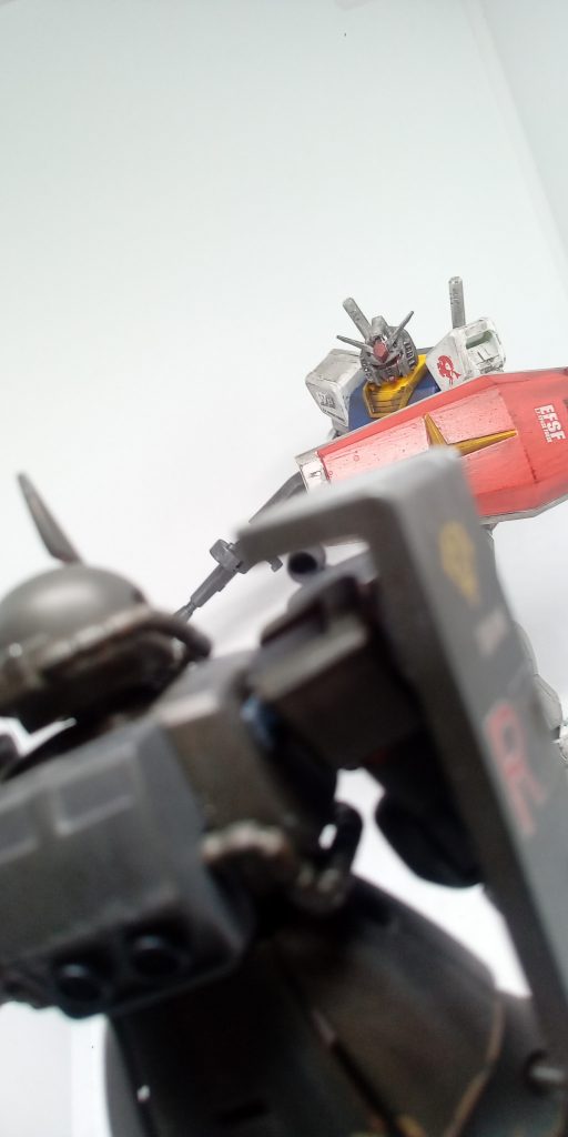 以前制作したザクとの対峙