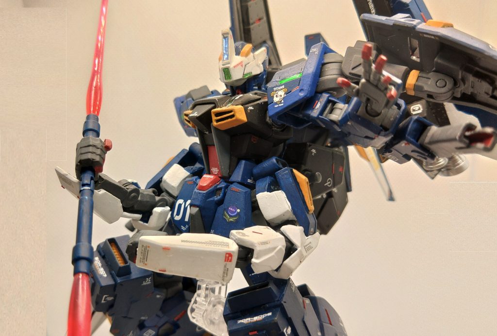 サブアームユニット  腰部側部に搭載された万能アームユニット。上部にビームサーベルを一基づつ装備しており近接戦闘で威力を発揮する。このビームサーベルは連合系にしては珍しくアンビデクストラス・ハルバートモードにすることが出来る。操作系として機体本来の腕と同時使用ができないが、スイッチする事でライフルを構えたままライフルのEパックを交換したり、緊急時に格闘攻撃を繰り出すことができる。ベースには食玩のGフレームの腕部に余ったパーツで外装を取り付けています。