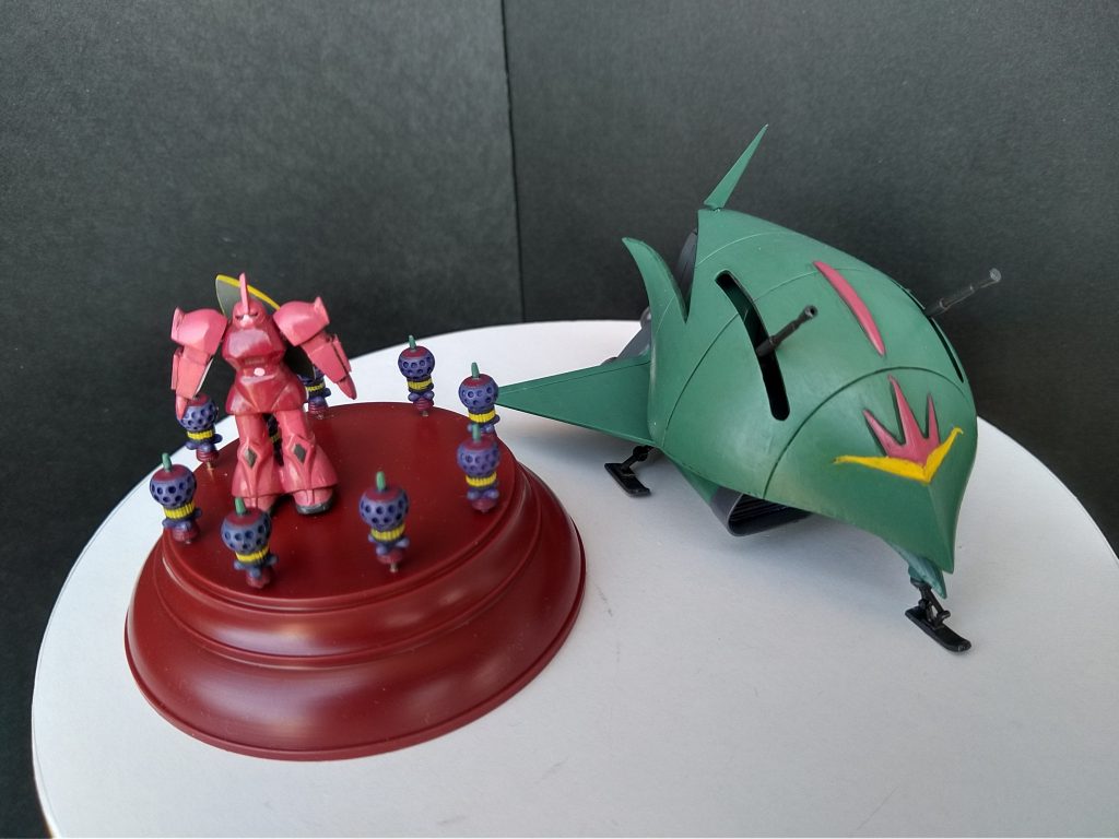 付属のビットとシャア専用ゲルググも筆塗りで仕上げました。特にビットの塗り分けが大変でした。