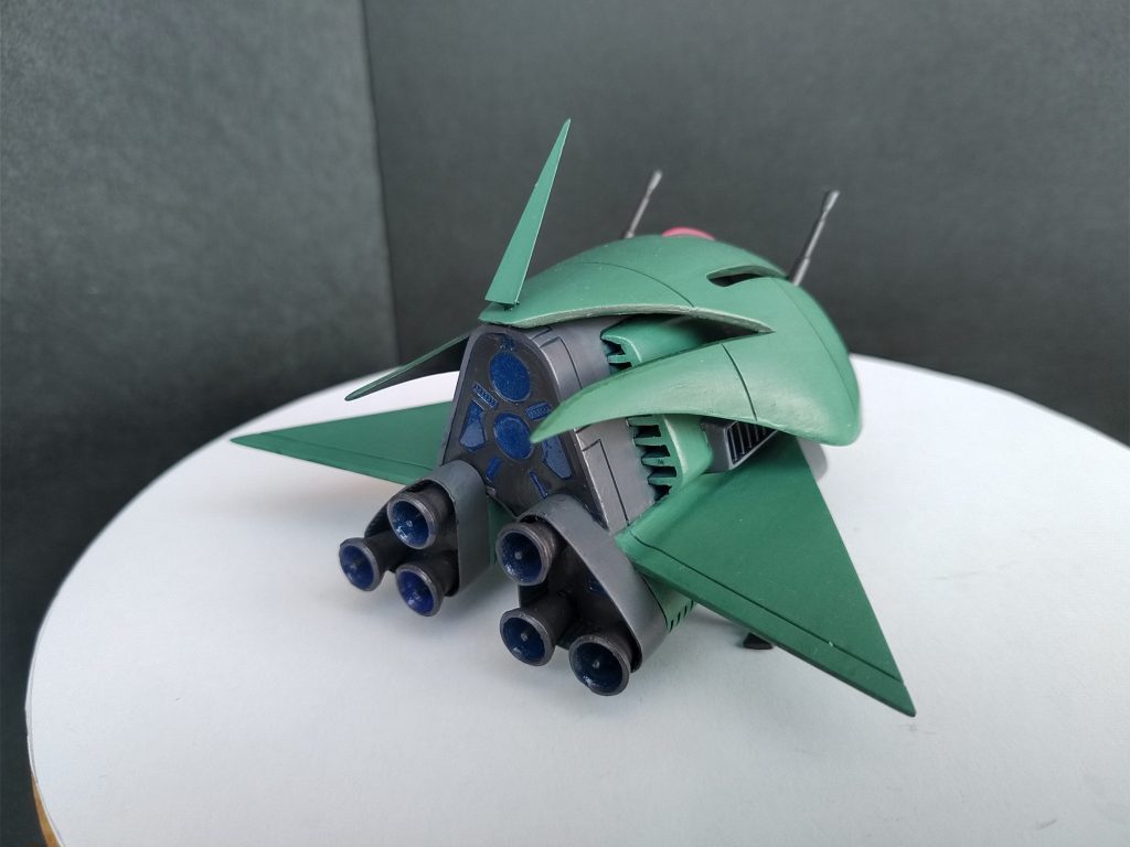 エンジンノズル部分はメタリックブルーで塗り分け。アンテナみたいなとんがりパーツは折れそうだったので、真鍮線で後ハメにしてます。