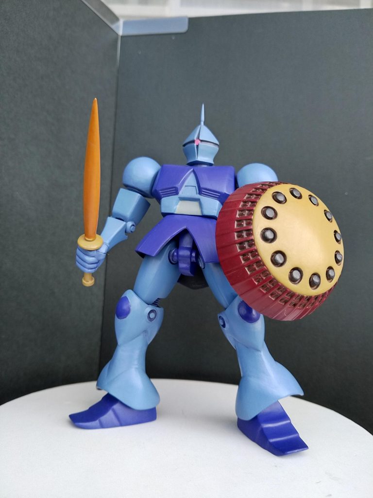 股関節の軸はキャンセルしてプラ棒で埋めてます。ビームサーベルを持つ右手も少し角度をつけてます。