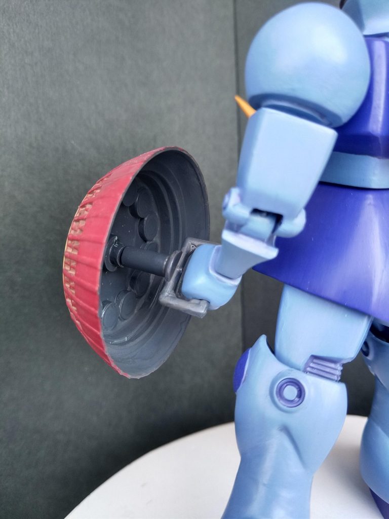 シールドの持ち手は少し角度をつけたかったので、軸をプラ棒で延長してます。