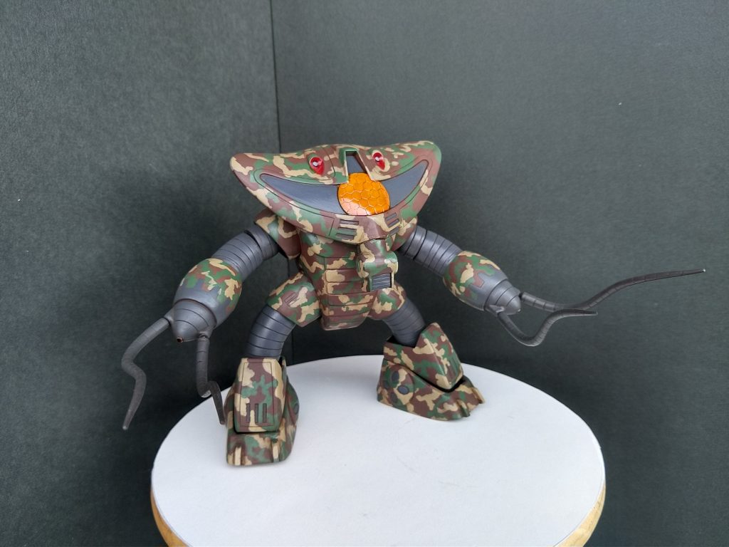 両手のムチは真鍮線で後ハメ。両手広げると何気に場所取りますね😅