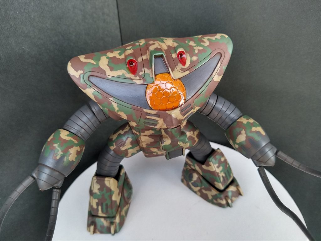 モノアイはエナメル塗料のクリアーオレンジを少し厚めに乗せてます。爪先はプラ棒で少しディテールアップ。