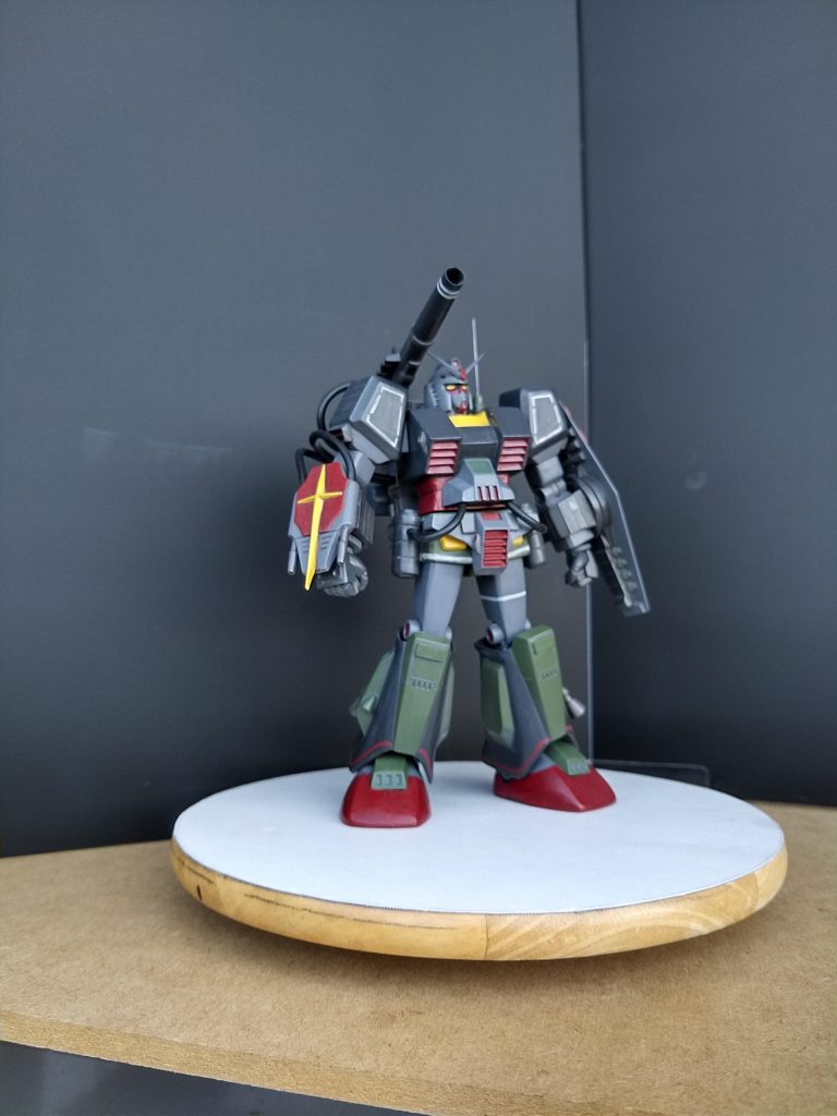 マーキングはエナメル塗料の手描きです。