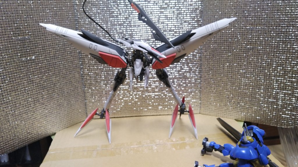 ヘルムヴィーゲリンカーと。元から踏ん張って立たせるのが難しめなプラモでした。アレコレ付けた事で上半身が重くなり、ポージングがより大変に💦