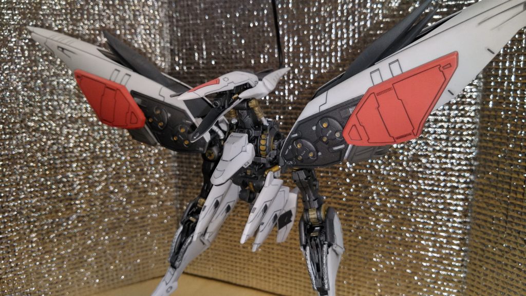 HGをパチ組みしたんですが、どうもスカスカのディテール不足が気になったので、パーツ取りにしてたMGバルバトスのフレームをポン付けしてみたら、とても好みなメカメカしさになったので、本格的に移植に取りかかることにしました。