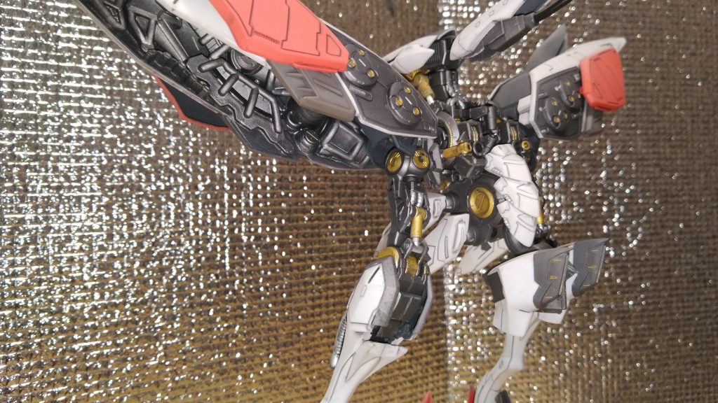 この羽ウラもスカスカだったんですよ~😅OFF系列のジャンクパーツとかを使いました。あとは全体的にシリンダーとかを金銀で筆指し🖌️