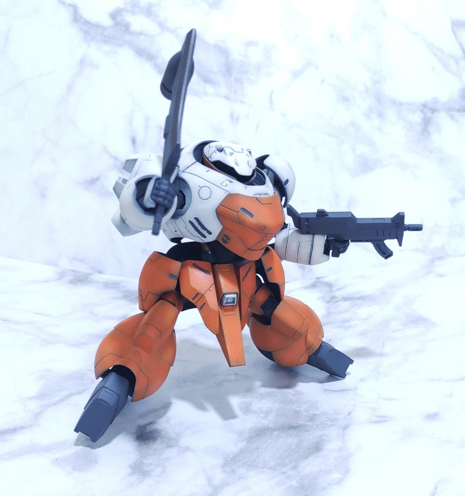 私は作業が遅いため、今回は二日間で完成させるという時間制限を設けて作成してみました。(2晩徹夜で約16時間)失敗してもリカバリー等は行わず、ひたすら完成を目指しました。突貫作業で荒が目立ちますが、短期間で完成させるとモチベーションを維持できて楽しいですね。カラーリングと脚部をオプションパーツに替えた以外はストレート組です。