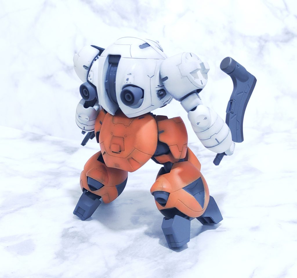 マン・ロディはランナー枚数も非常に少ない上に、各パーツも大きいのですぐに組上がります。ただ、関節の挟み込みや合わせ目がありますので、後ハメ加工や合わせ目消しは行いました。