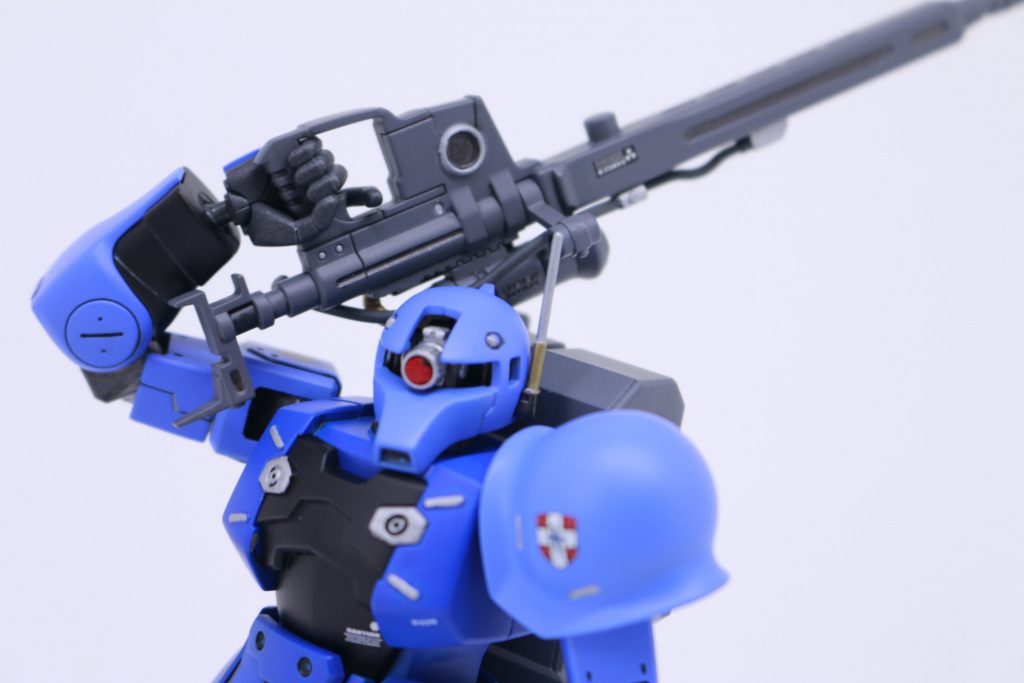 担いだスナイパーライフルのモデリングはなかなか格好よく、ほとんど色分けしていませんが、こまかなデザイン。左肩のアーマーにはラル家のデカールを塗布しています。