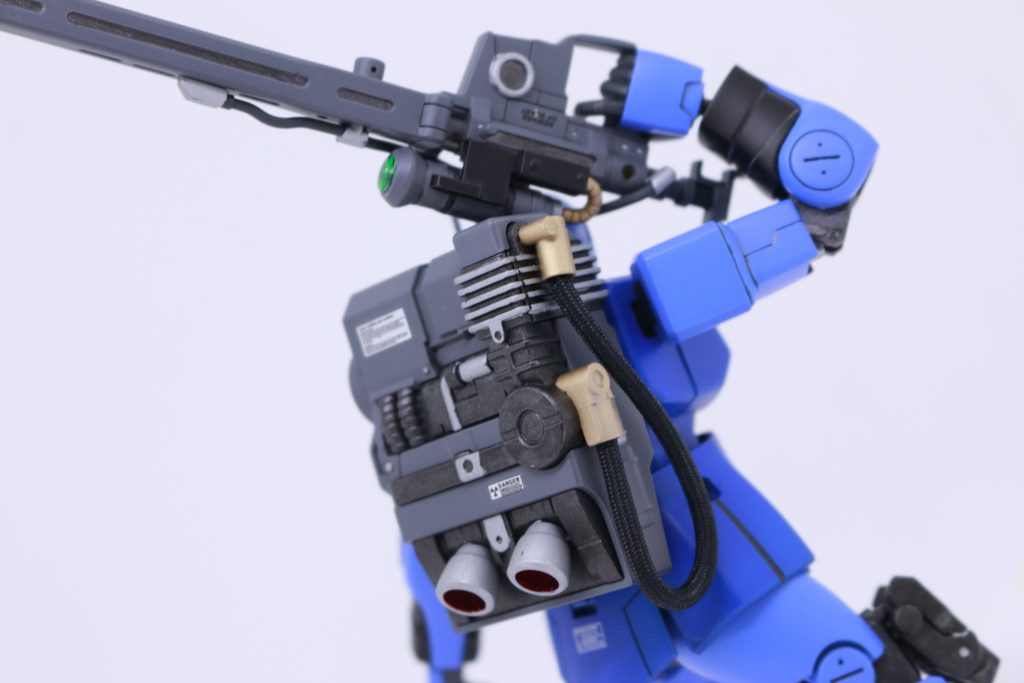 バックパック(大型ジェネレーター)も、なかなかのパーツ分割とディテールです。なかなかうまい具合に作られていて、メッシュパイプを利用することにより、個性を生んでいますね。パイプの中にはワイヤーを通していますので、ポージングの妨げにもならずストレスは少ないです。