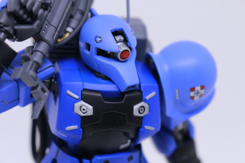 実はランバラル専用旧ザクは、MGで発売済み。となれば、そのデザインを準拠するのが良いのかもしれませんが、個人的にはどうもカラー分配が気になってしまい、使用する色は変えず、色は位置を変えています。結果、こちらの方が個人的にしっくりとくる色合いにすることができました。