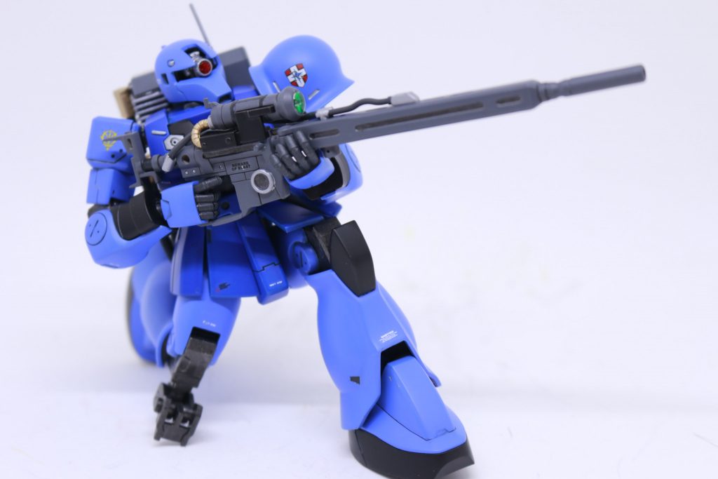 ザク1スナイパータイプの専売特許である右ひざの固定パーツ。これを使用することで、狙撃体制(立膝)をスムーズにとらせることができます。