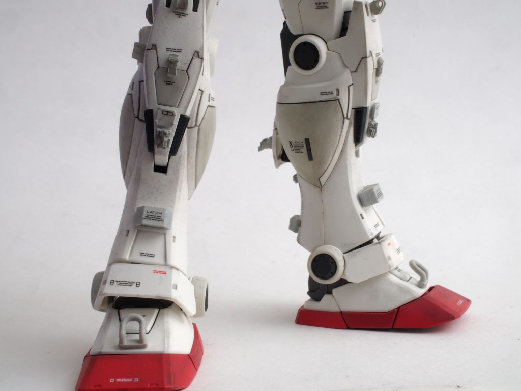 脚部には幾つかボックス系のパーツを貼り付けて凹凸感と重機感を作りました。