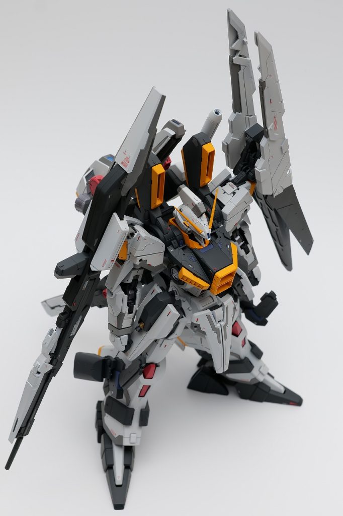 ディープストライカーをロービジで製作したので、逆転の発想でこちらをガンダムカラーにしました。