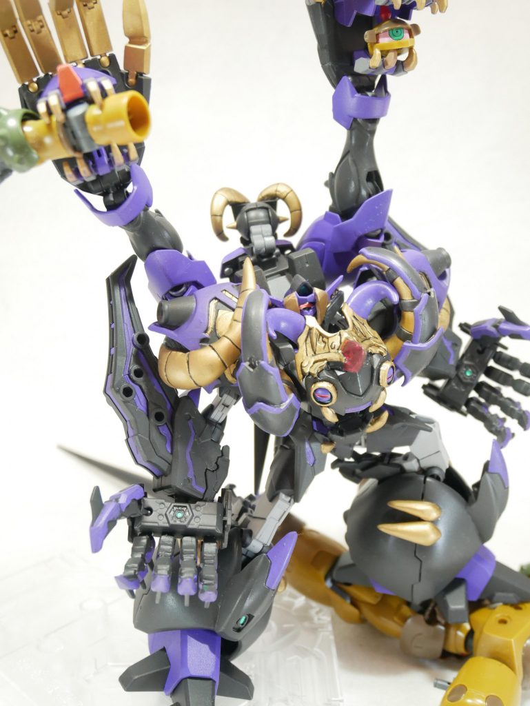 全ての口を開いた姿です。巨大な腕で相手を捕え、三つの口で相手を食い散らかしてる感じです。敵を倒すのではなく、食らう系の敵ってより怖く感じるのって私だけですかね？巨人とかbetaとか。いつもやられ役を担当してくれてるデスアーミー君に敬礼。