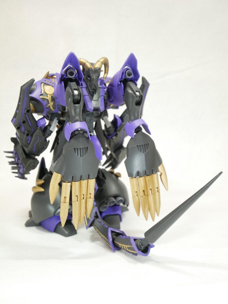 「アルスグラトニーガンダム」今までで一番化け物になりました。大きな口と人っぽい頭部といううことで、ガンダムジエンドの胸パーツを加工して取り付けました。このパーツ、口みたいに上下に開閉するギミックがあるんで、なんでも貪る「貪食」にはぴったりでしたね。そういえば作中でも相手MSを嚙み砕いてましたね。さらに、羊っぽさを出すために角っぽいパーツを接続。これはベンジャミンV2ガンダムのアンカーを加工したものです。個人的には結構それっぽく見えてんじゃないかなあと自画自賛してたりします。余った根元の部分はもったいないので肩パーツとして使用してます。