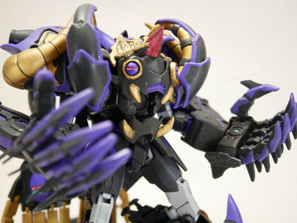 顔の造形はスパロボの饕餮王を参考にしてたりします。ああいうパッと見た感じはのんきな感じな顔しているやつが実は一番怖いっていうのを表現したかったんですハイ。