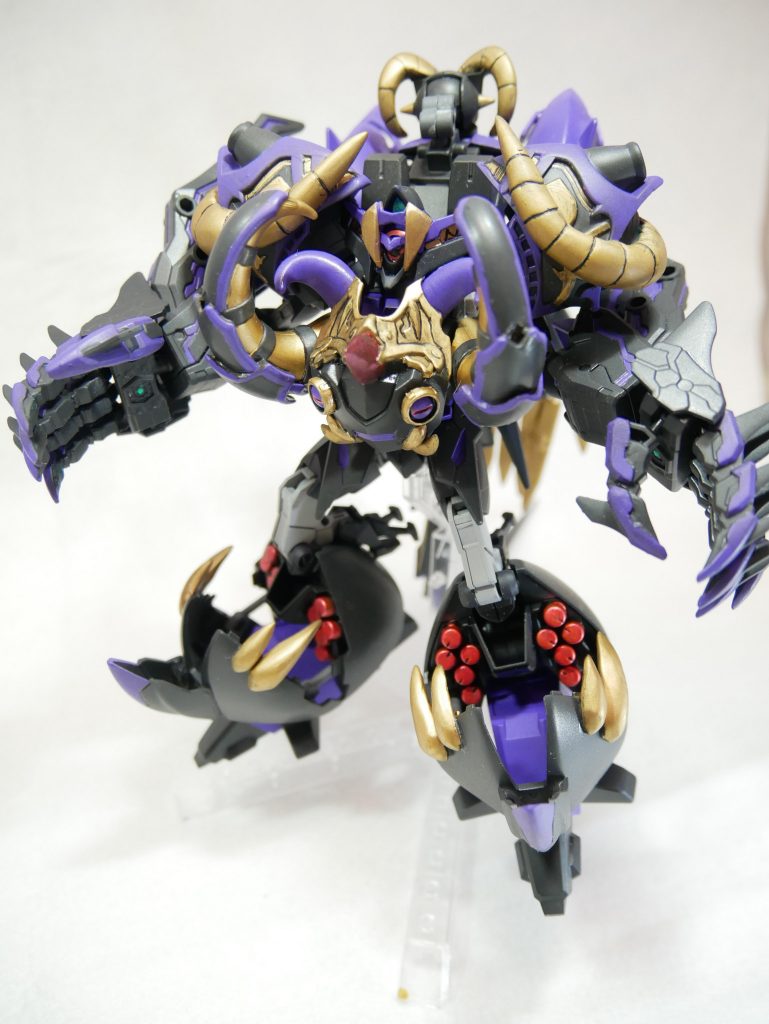 脚にはズサのパーツを利用してます。理由はミサイルポッドの開いたハッチが単に口っぽく見えたってだけで採用しました。一応牙っぽい装飾をつけてそれっぽくしてます。この両足を分離させて、クッパマンみたいな形の無線誘導兵装みたいなのを考えてましたが、ハッチの保持力が弱いため没になりました。