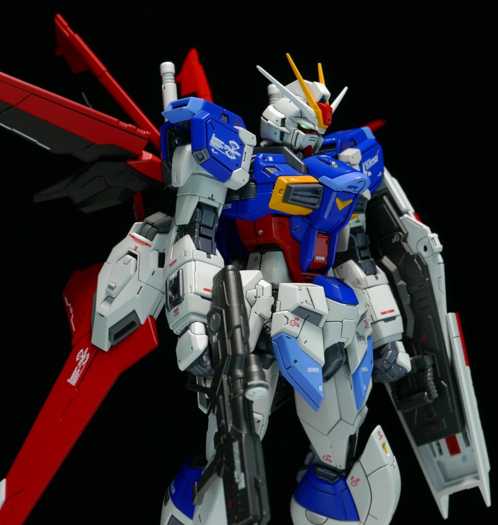 反対側からも。ツインアイに光が入ると断然カッコよくなります。