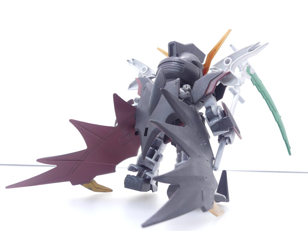 後ろから。肉抜きなどはそのままです。…で。元キットとギルティの実際の画像を見比べてみると…