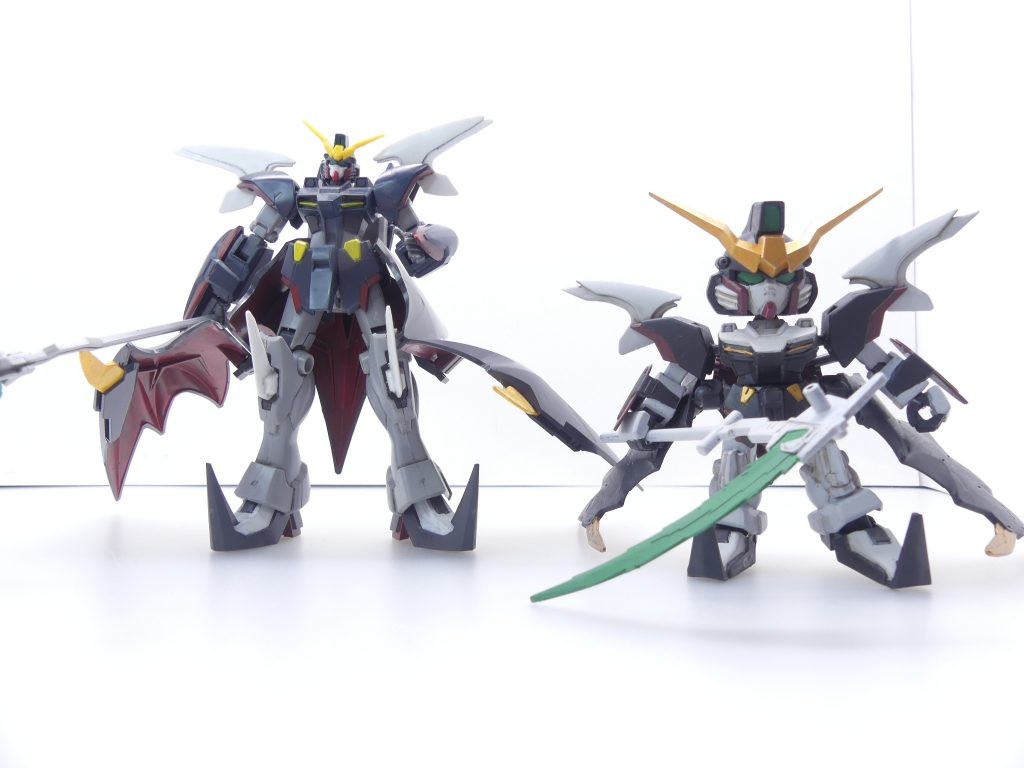 元機体の方とツーショット。二機共通で、アクティブクロークが腰にあるせいで腰をうまく回せません。