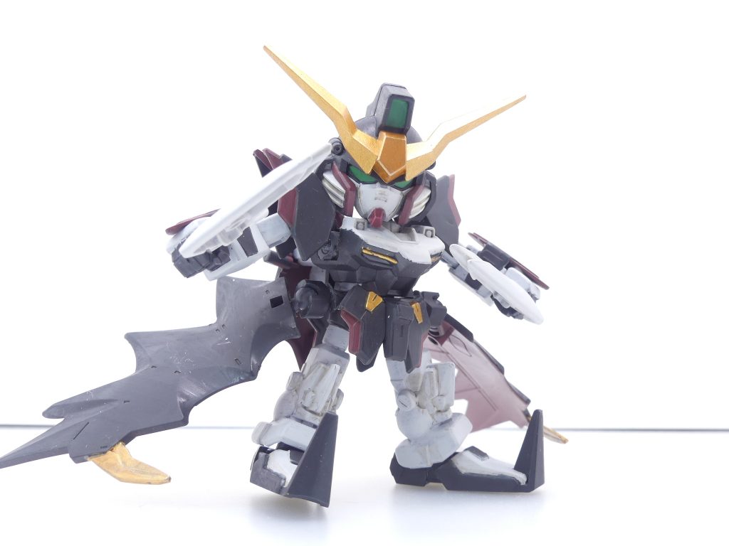 SDEXの特徴として、武装の各部に3ミリ穴が設けられており、自由に組み合わせて楽しんだりHGと連携することが出来るようになっています。肩アーマー先端はナイフっぽく持たせられます。