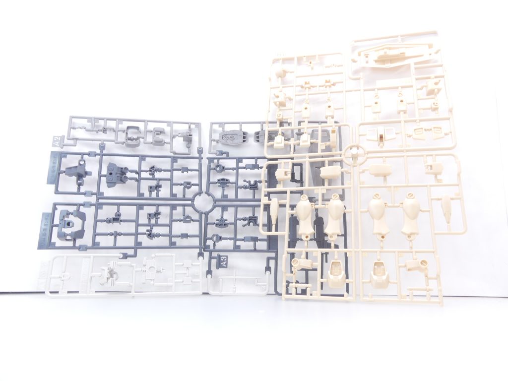 食品業界で大量に廃棄される卵殻を利用し、これをプラスチックと混合した…というのがコンセプト。LIMEXとは違う代替プラスチックの形です。本キットではBランナー…要は通常のガンダムの白部分で使用されています。代替プラスチックは、柔らかなマット調・手に持ったときの感触が重い・場合によってはもろいことがあるなどの特性があります。また、卵殻プラスチック独自の特性として、開封時に卵殻由来の匂いがすることや卵アレルギーの方は購入・組み立てを控える(一応高熱処理されています)といったところも。まずは手に取って、エングレとは思えない重さにびっくりしましょう。