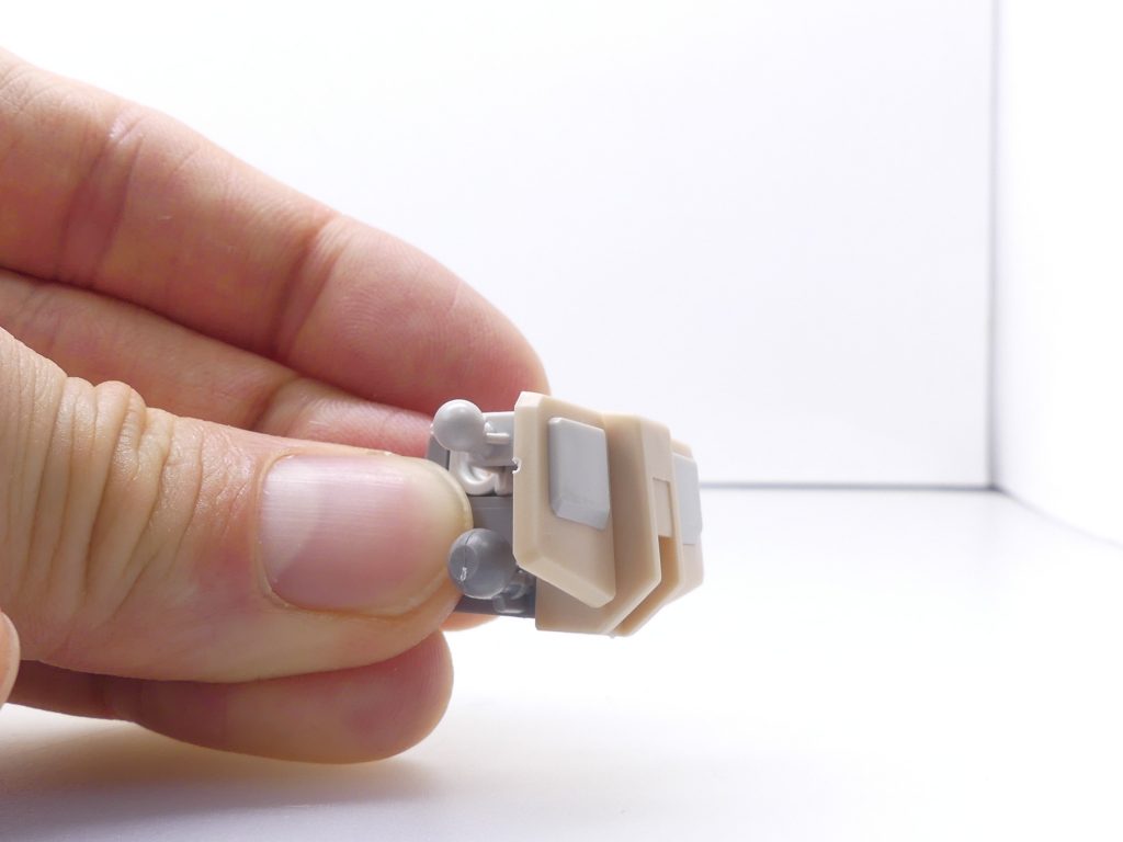 特性の都合上、タッチゲートで組むと若干粗が目立ったりもげたりします。通常プラスチックに比べてもバリが出がちですのでニッパー推奨かな。なお、白ランナー以外は普通のPS・KPSです。