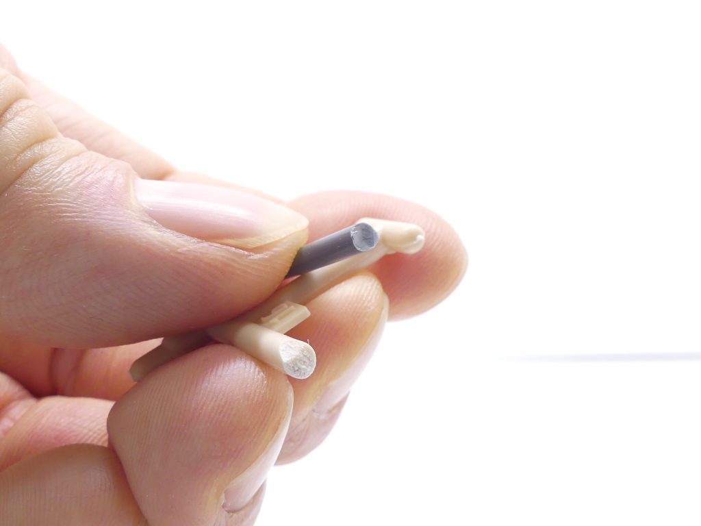 手に持っているのは本製品の卵殻混合ランナーといつものボールデンのランナー。卵殻混合ランナーはみっちり詰まっている感じでLIMEXにも近いのかも(ただし筆者はLIMEX恐竜プラモ未購入)。ぱっと見KPSに近い柔らかい感触ですが、ニッパーで切ると写真のようにもろく折れます。