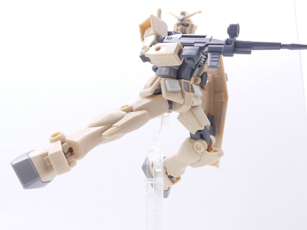 もちろんエングレ特有の可動範囲は折り紙付きです。ビーム・ライフルとシールドを持った通常仕様のエングレガンダム。もちろん、過去カラバリと組み合わせてのカラーコーディネートや武装の取り替えも可能です(武装はシールド白部分除きPS)。