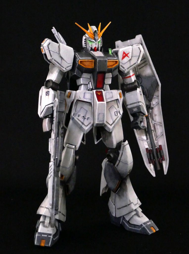 改造やディテールアップはせず、塗装のみでアップグレードを図っています。今時のスタイルで脚が長くヒロイックでかっこいいですね