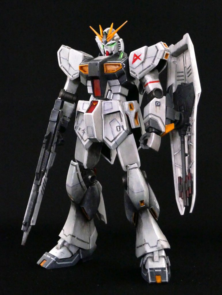 最近のνガンダムとしては珍しくスジボリが少ないデザインなので、白いキャンバスに見立てて、リアルタイプテイストのラインやデカールを追加しています。スジボリも追加しましたが、掘らずにペンで描きこみました。