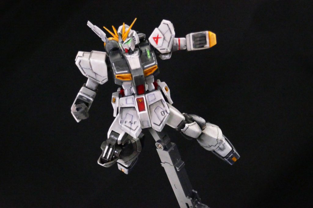 最新キットだけあって可動はばっちり格闘ポーズもこなせますいつも旧キットばかり作ってるので動かして楽しいですね