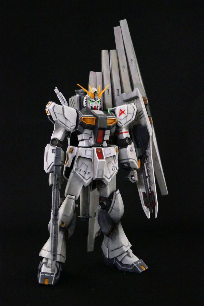 過去に作成した同スケール旧キットνガンダムのフィンファンネルとバズーカを装備パーツをデザインナイフで削ることで取り付け可能でした。