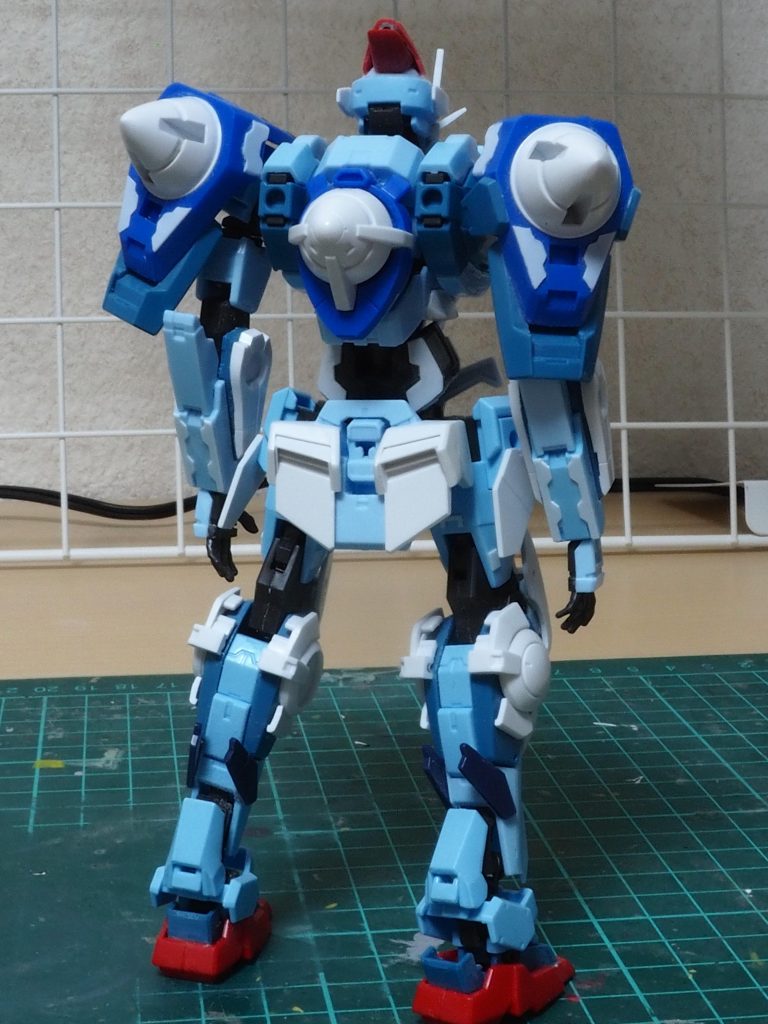 頭部のトサカ(?)はサザビーのパーツを貼付けパテで整えてます。