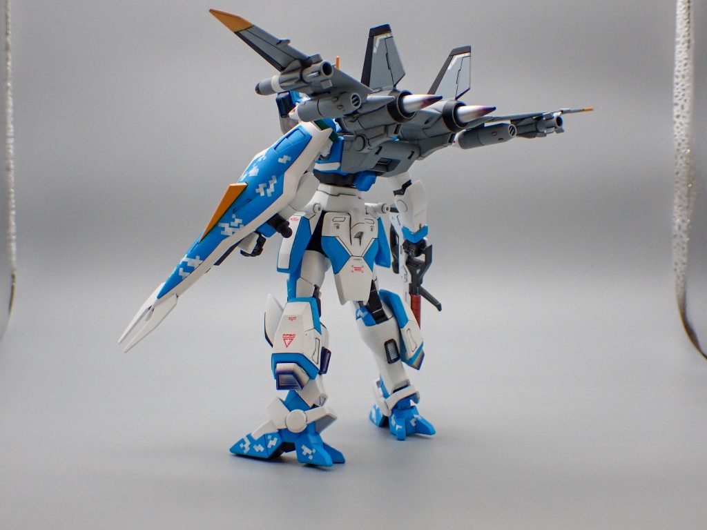 背面(ジェットストライカー展開時)背面も大きくは手を加えず、リアスカートのモールドの追加のみ。この機体からモールドを増やすことの楽しさを知りました。このジェットストライカーの戦闘機みたいなデザインがすごく好きです。モビルスーツというSFに兵器感を与えてくれる感じがします。