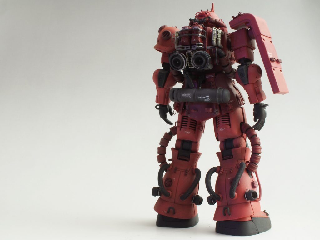 バックパックとプロペラントタンクはパーツを組合せてスクラッチしています。太ももの裏はカットし、スリットタンクを取り付け放熱処理をしています。