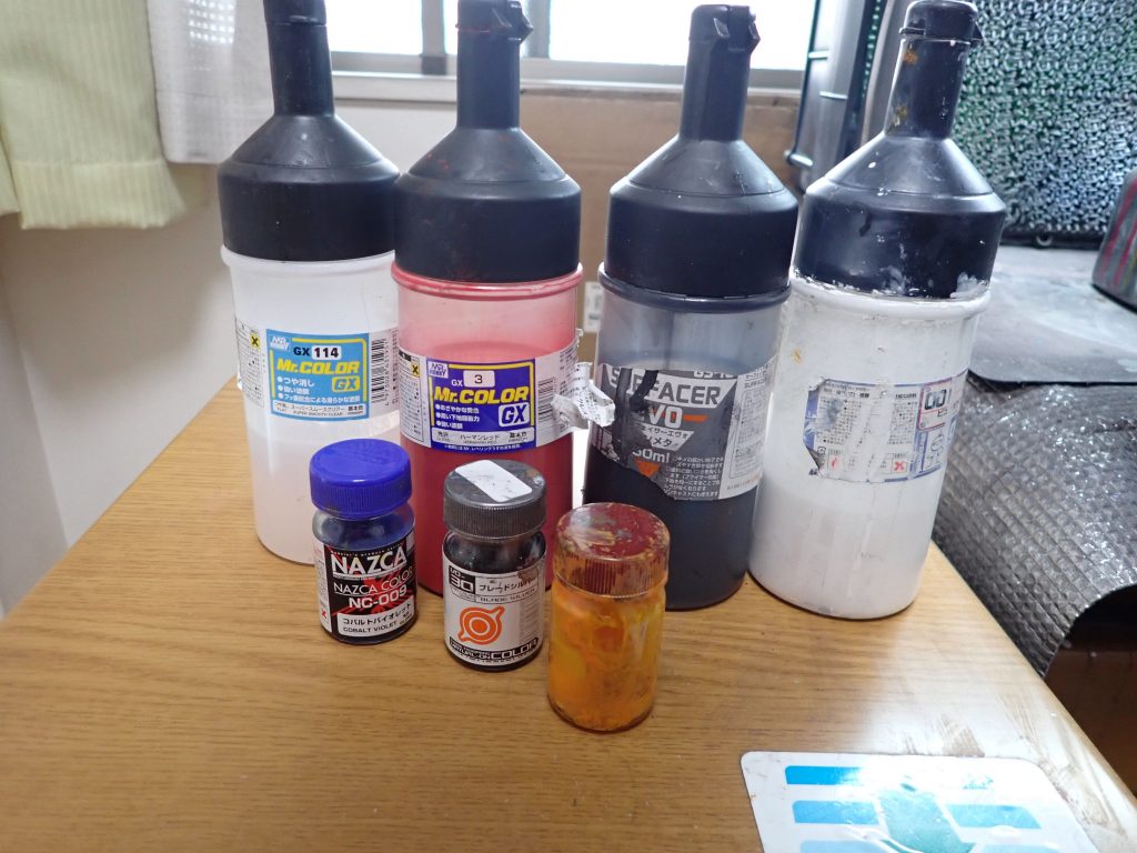 今回も塗装のみです。塗装レシピ青　コバルトヴァイオレット　（ガイアノーツ）赤　ハーマンレッド　（クレオス）白　ピュアホワイト　（ガイアノーツ）銀　ブレードシルバー　（ガイアノーツ）関節ガンメタサフ　（ガイアノーツ）オレンジ　以前調色したオレンジ系付属デカールを貼りスーパースムースクリア（クレオス）コートで完成。