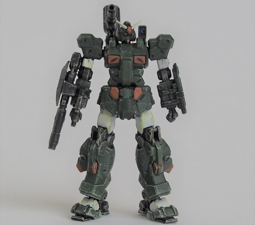 正面からじみぃ~に右肩のレーダーサイト?のレンズをシルバーの上からクリア―ブルーで塗装してレンズ感を出しています。