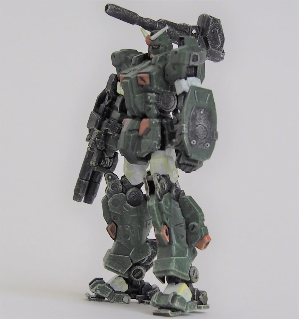 左前からガンダムアーティファクトは小さすぎて、ピントが合わない!と眼鏡型ルーペのCMみたいに叫びたくなりますが、今回製作に眼鏡型ルーペを導入しました。めっちゃ見える。でかい。