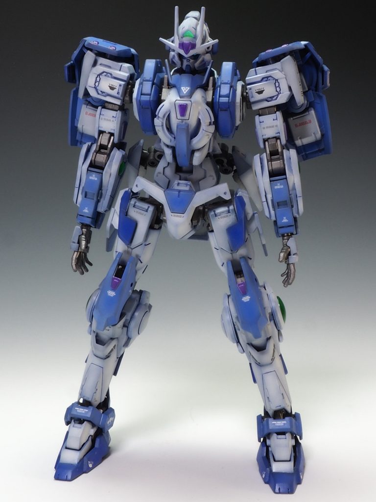 メカデザイナーが同じとゆうコトでダブルオー系のデザインで制作しました。カラーリングはフルメタルパニックの後期主役メカのレーバテインが白赤なので白青で、名前も北欧神話の伝説の武器つながりでミストルテインとしました。