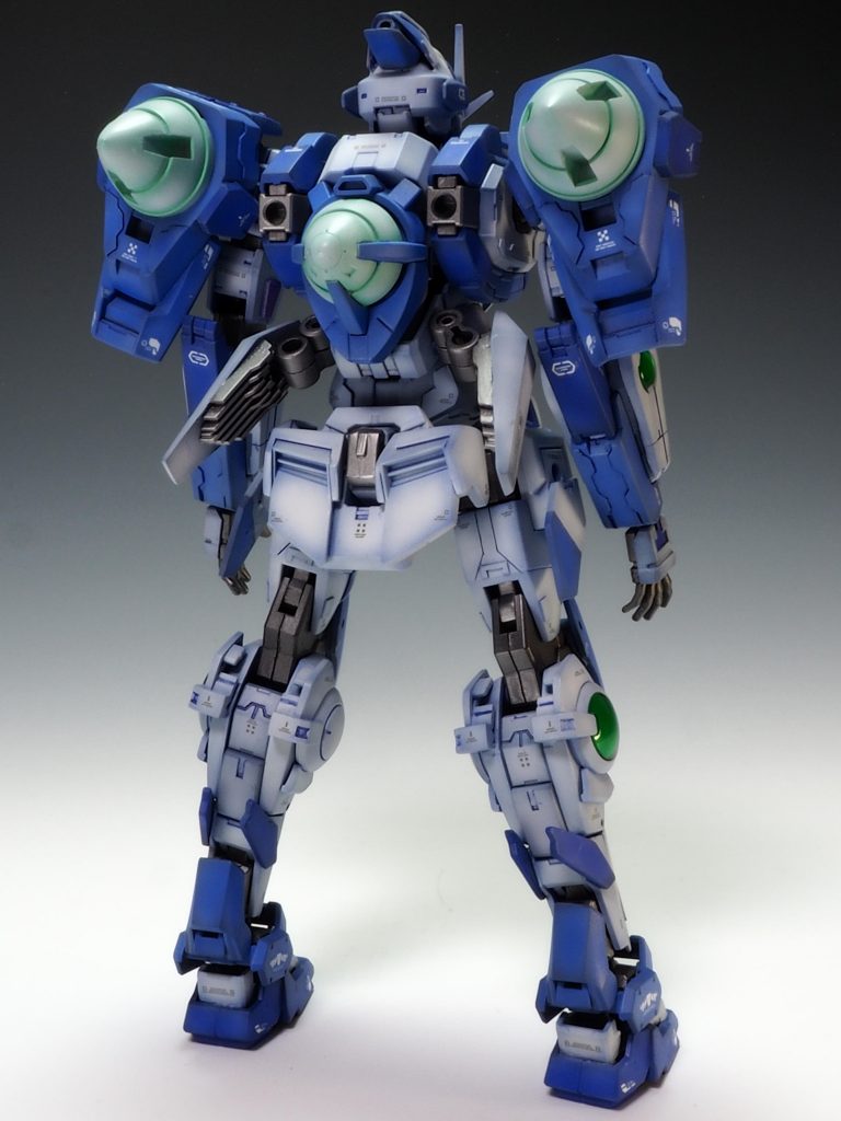 え~太陽炉三つあるけどダブルでお願いします💦太陽炉は稼動状態をイメージして強めにグラデーション塗装してみました。後ろ姿は苦手なのですが今回はメカメカしくて気に入ってます😊