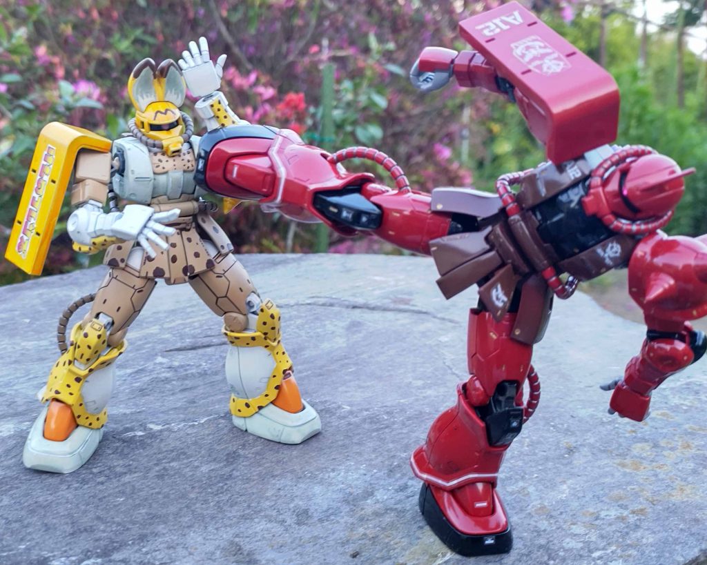 vsオリジン版シャア専用ザク