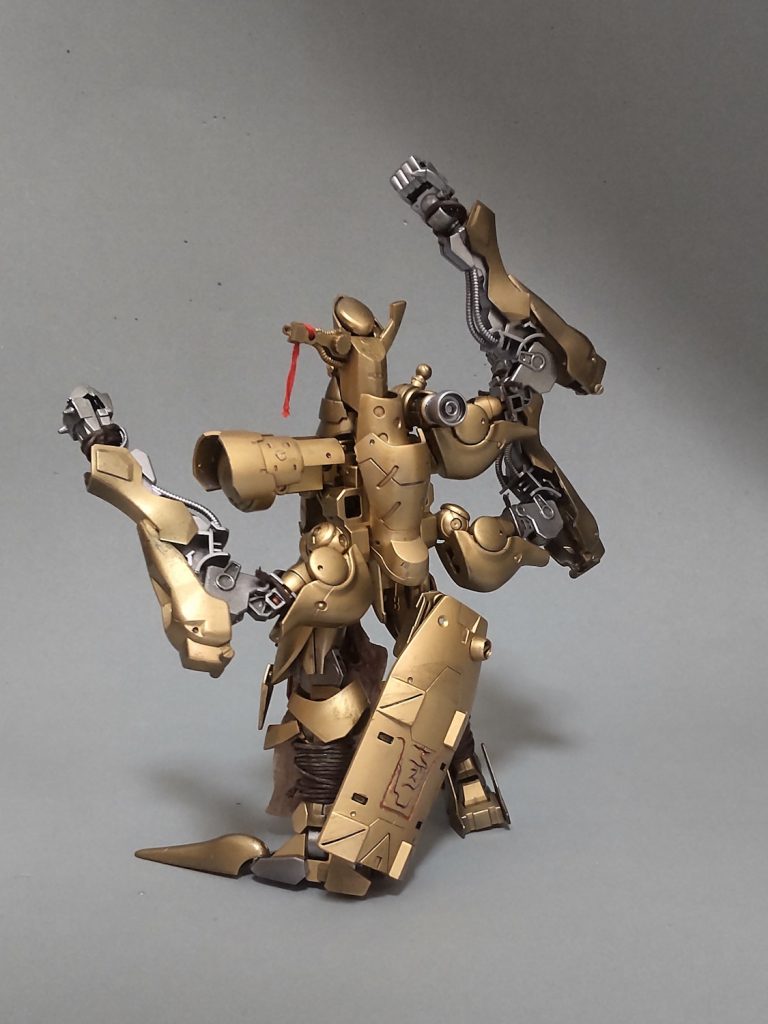 各所から伸びる三本の腕は幾何学的な動きで風を起こし、練法を行使しやすくする他、格闘戦が可能です。